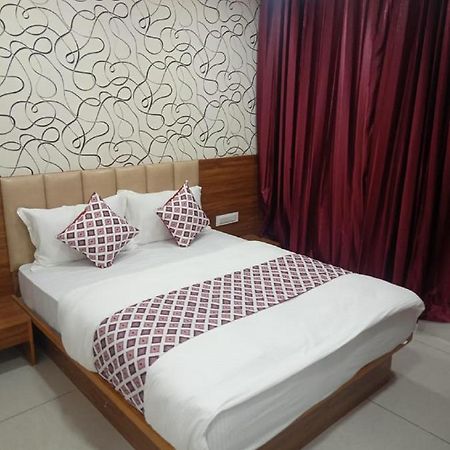 Hotel Dreamland Vadodara Exterior photo