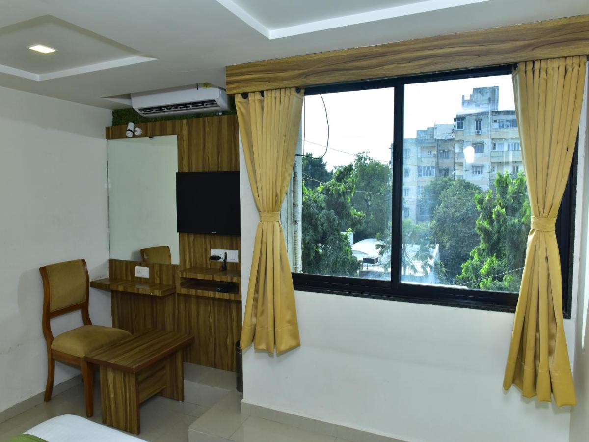 Hotel Dreamland Vadodara Exterior photo
